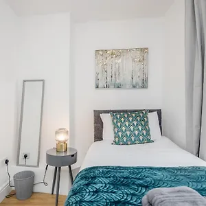 Apartment Modern Cosy London Flat By Damask Homes