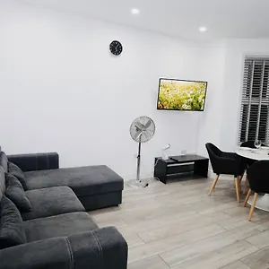 Apartment E2m Stays Lovely Apt Close To Station With Free Parking